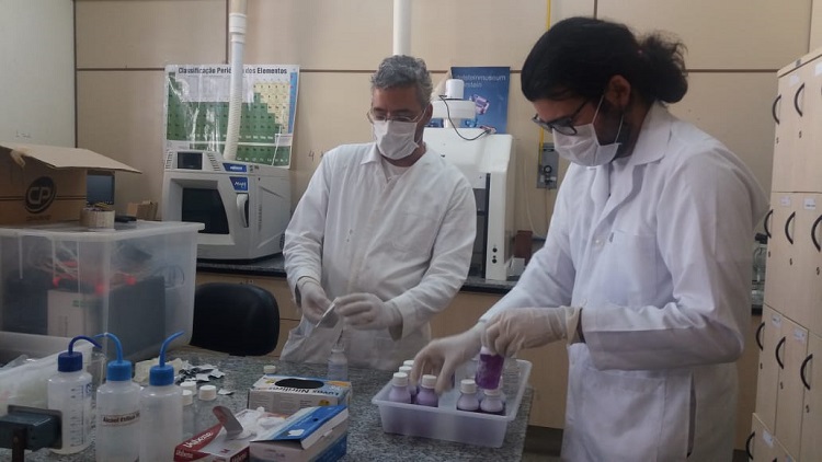 O técnico do Laboratório de Química, Marcus Vinícius, e o aluno de Engenharia Ambiental e Sanitária do IFG - Câmpus Goiânia, Mateus Rezende Moura, durante análises da água em testes do filtro sustentável